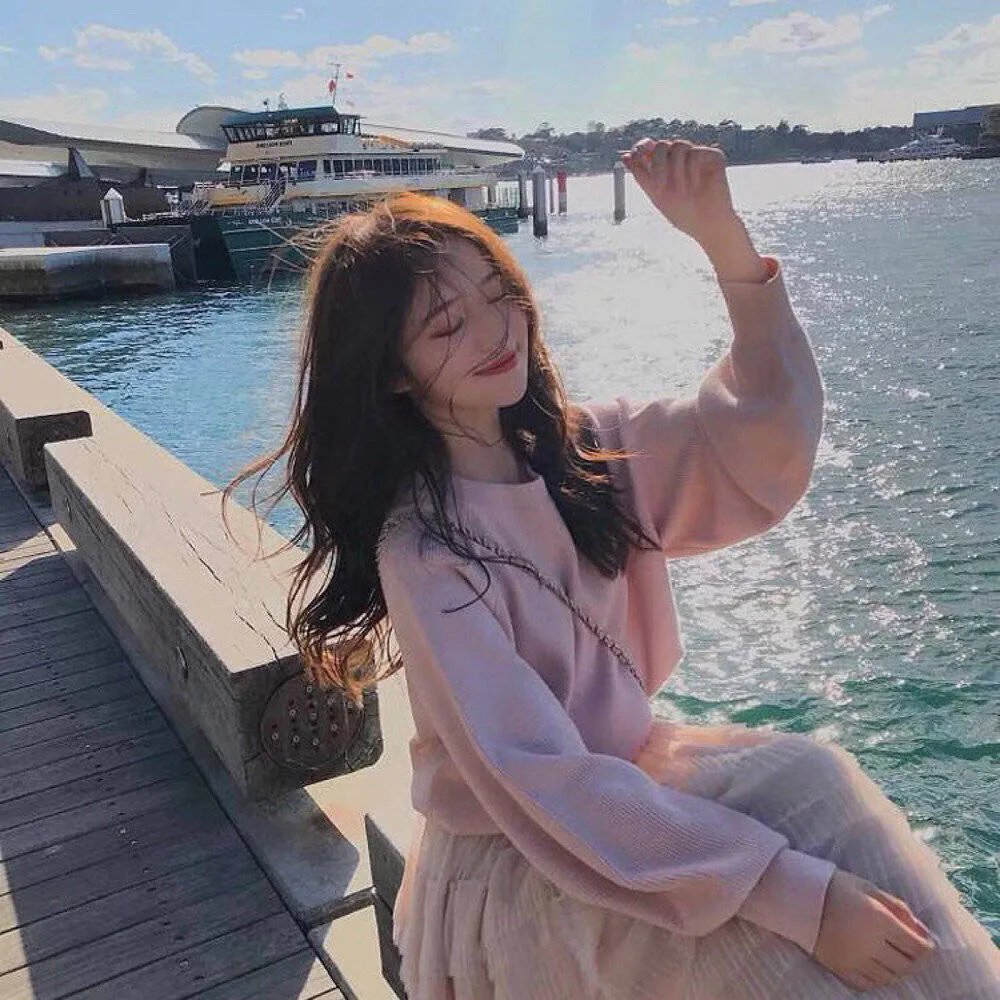 举杯畅饮的姐姐们